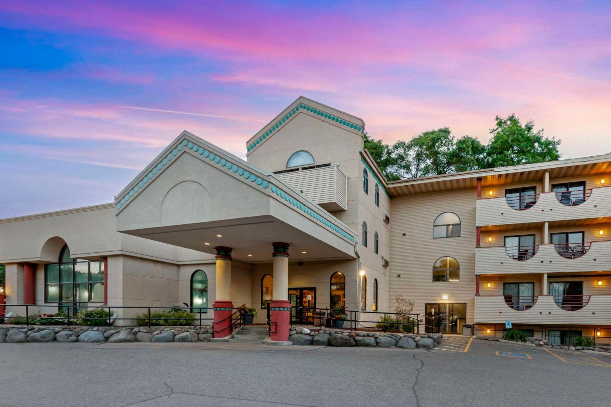 Atlantis Family Waterpark Hotel, Ascend Hotel Collection Lake Delton Exterior photo